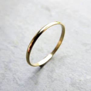 Solid 18k Gold 1.5mm Simple Thin Gold Wedding Band - Low Profile Wedding Ring. Choose High Polish or Matte Finish.