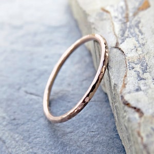 10Kローズゴールドの結婚指輪 - ハンマー仕上げ、マット仕上げ、またはスムース仕上げ - 薄型ミニマリストリング