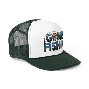 Könnte beinhalten: Eine weiße und grüne Trucker-Kappe mit einer Angelszene und dem Text "Gone Fishing" auf der Vorderseite.