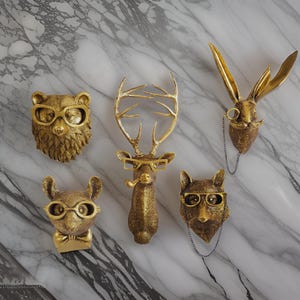 ブロンズ動物の頭の置物 素朴な壁飾り フェイク剥製彫刻 ロッジキャビンアート 鹿 クマ ヘラジカの頭のアクセント 森のホームギフト