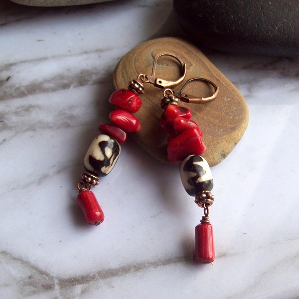 CORAL REEF – Rote Koralle und Batik Ohrringe afrikanischer Stil mit Kupferperlen #rote #koralle #ohrringe #ethno #schmuck #afriboho