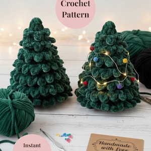 Puede incluir: Dos árboles de Navidad de ganchillo verde hechos a mano, uno con luces de cadena y bombillas de colores. La imagen incluye hilo, un ganchillo y una etiqueta que dice "Handmade with Love". El texto en la imagen dice "Crochet Pattern" y "Instant PDF Download".