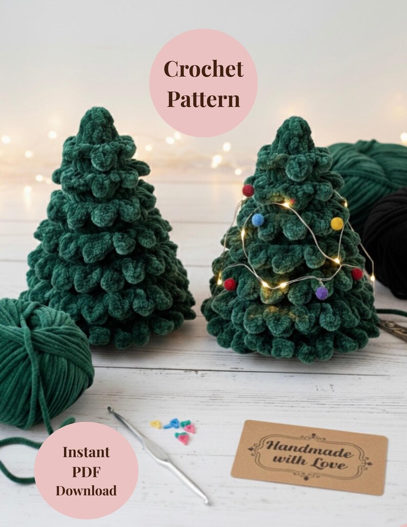 K&ouml;nnte beinhalten: Zwei handgefertigte gr&uuml;ne H&auml;kel-Weihnachtsb&auml;ume, einer mit Lichterketten und bunten Kugeln. Das Bild enth&auml;lt Wolle, eine H&auml;kelnadel und ein Etikett mit der Aufschrift "Handmade with Love". Der Text auf dem Bild lautet "Crochet Pattern" und "Instant PDF Download".