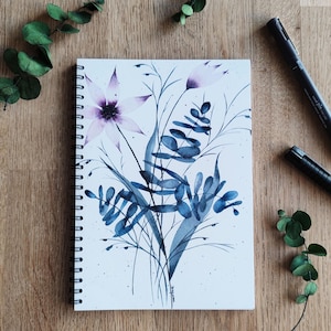 Peut inclure: Une peinture à l'aquarelle d'un bouquet de fleurs aux teintes bleues et violettes. Les fleurs sont peintes dans un style abstrait et libre. L'arrière-plan est blanc avec une texture subtile.