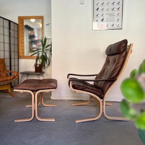 Siesta Classic in vintage leather - High Chair With Armrests and Ottoman in oak