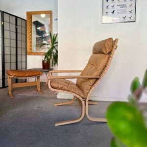 Siesta Classic in new leather - High Chair With Armrests and Ottoman in oak
