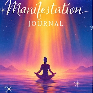 Może przedstawiać: Cyfrowa ilustracja osoby medytującej w pozycji lotosu na wodzie, z tłem w postaci żywego zachodu słońca. Słowa "Manifestation Journal" są napisane elegancką czcionką u góry.