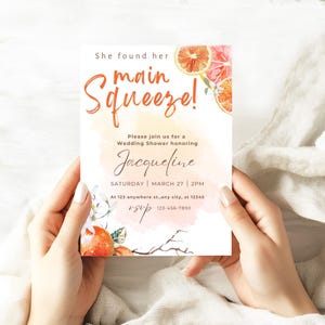 Puede incluir: Una invitaci&oacute;n a una despedida de soltera con ilustraciones de acuarela de c&iacute;tricos. La invitaci&oacute;n dice "She found her main squeeze!" e incluye detalles para la despedida de Jacqueline el s&aacute;bado 27 de marzo a las 2 PM. Tambi&eacute;n se proporciona informaci&oacute;n de RSVP.