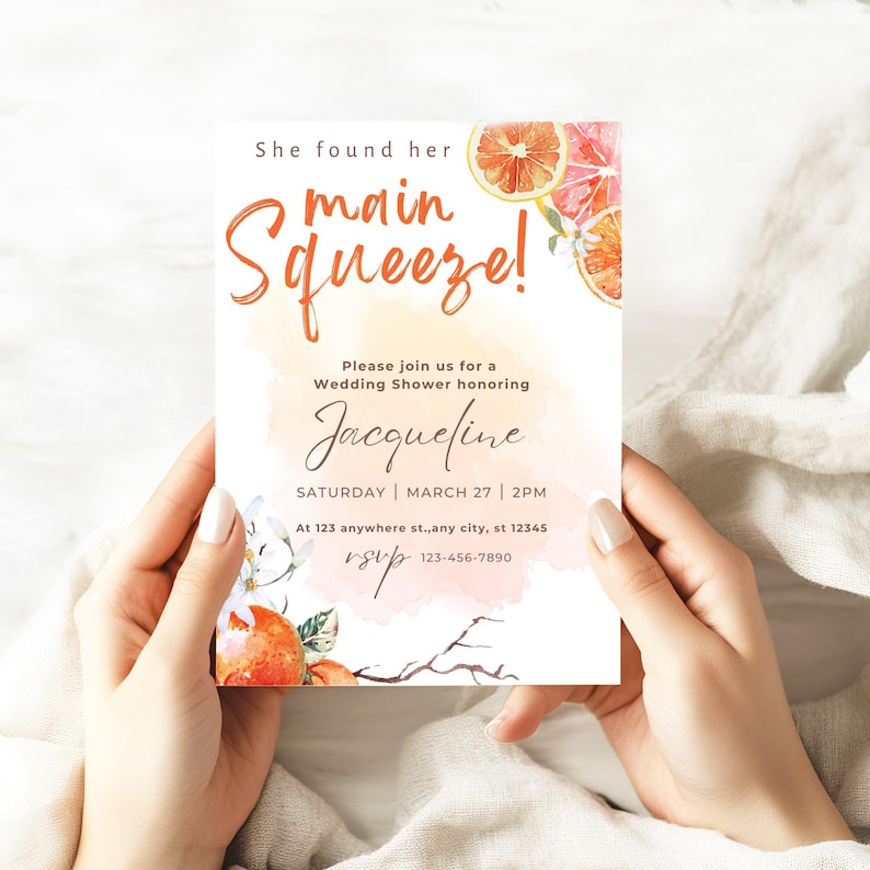 Puede incluir: Una invitaci&oacute;n a una despedida de soltera con ilustraciones de acuarela de c&iacute;tricos. La invitaci&oacute;n dice "She found her main squeeze!" e incluye detalles para la despedida de Jacqueline el s&aacute;bado 27 de marzo a las 2 PM. Tambi&eacute;n se proporciona informaci&oacute;n de RSVP.