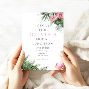 Puede incluir: Una tarjeta de invitaci&oacute;n blanca con el texto "JOIN US FOR OLIVIA'S BRIDAL LUNCHEON" en una mezcla de fuentes y colores. La tarjeta est&aacute; decorada con ilustraciones de acuarela de flores rosas y hojas tropicales verdes. La fecha es el 27 de junio de 2026.