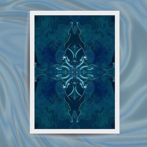 Op de afbeelding: Abstracte kunstafdruk met een symmetrisch ontwerp in tinten van blauwgroen en marineblauw. Het kunstwerk toont een centraal, gloeiend, stervormig element met uitstralende lijnen en een gemarmerde achtergrond. De print is ingelijst in een witte rand.