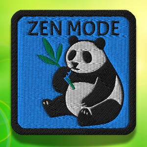 以下が含まれることがあります： 竹を持っているパンダが描かれた刺繍パッチ。パンダは白と黒で、「ZEN MODE」の文字が黒で書かれた青色の背景に配置されています。パッチには黒い縁取りがあります。