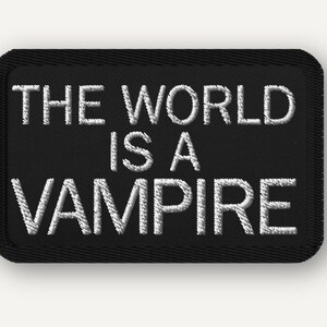 Parche con la letra de la canción "World Is a Vampire", bordado termoadhesivo o con cierre de velcro.