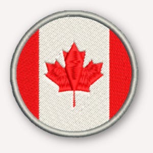 Puede incluir: Un parche bordado circular con el diseño de la bandera de Canadá. El parche tiene un panel central blanco flanqueado por dos franjas verticales rojas, con una prominente hoja de arce roja en el centro. Todo el diseño está bordeado por un filo gris.