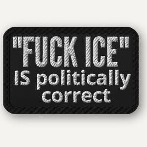 Peut inclure: Écusson brodé noir avec le texte blanc "FUCK ICE" au-dessus de "IS politically correct". Le patch a une bordure noire et une forme rectangulaire avec des coins arrondis.