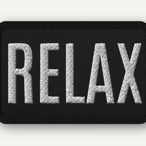 Parche Relax – Bordado en negro o blanco con reverso termoadhesivo