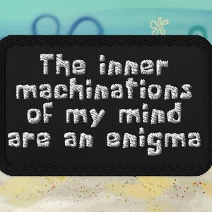 SpongeBob-patch "Inner Machinations of My Mind Are an Enigma" – grappig geborduurd opstrijkbaar voor jassen en tassen – Cartoon Meme Kidcore Gift