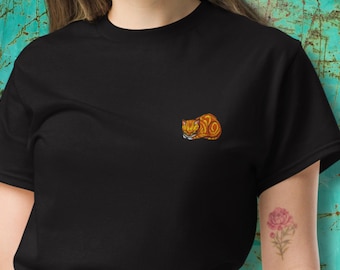 Orange getigertes Katzen-T-Shirt: Gesticktes minimalistisches Taschendesign