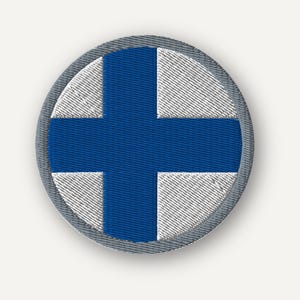 Puede incluir: Un parche bordado circular que presenta la bandera de Finlandia. El diseño consiste en una cruz nórdica azul centrada sobre un fondo blanco, con un borde grueso cosido en color gris que rodea toda la forma circular del parche.