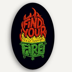 Könnte beinhalten: Ein ovaler Stickaufnäher auf schwarzem Hintergrund mit einem grünen Müllcontainer, auf dem das Wort FIRE in Grün gestickt ist. Über dem Container umgeben orangefarbene und gelbe Flammen den in Rot und Orange gestickten Text FIND YOUR.