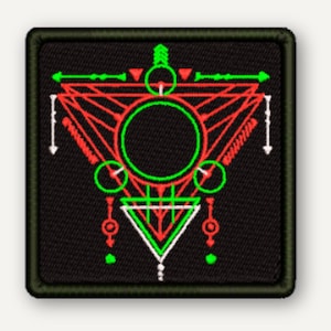 Könnte beinhalten: Ein quadratischer gestickter Aufnäher mit schwarzem Hintergrund und einem geometrischen Design in Neongrün, leuchtendem Rot und Weiß. Das Muster besteht aus übereinanderliegenden Dreiecken, Kreisen und linearen Elementen mit Pfeilspitzen.