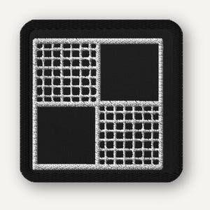 以下が含まれることがあります： 黒い背景に白いステッチの縁取りが施された正方形の刺繍ワッペン。デザインは4つの四角形が市松模様に配置されており、無地の黒い正方形と白い格子模様の正方形が交互に並んでいます。