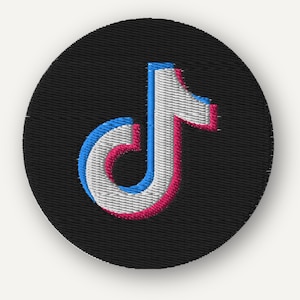Può includere: Una toppa ricamata circolare nera con il logo TikTok in bianco con un effetto glitch blu e rosa. Il ricamo presenta un motivo a punti strutturato visibile in tutto il design, creando un aspetto in rilievo sulla base in tessuto nero.