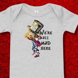 Body de bebé "Estamos todos locos aquí" - Mono infantil del Sombrerero Loco de Alicia en el País de las Maravillas - Baby Shower de cuento de hadas o regalo de primer cumpleaños