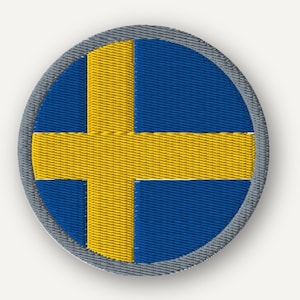 Puede incluir: Un parche bordado circular que presenta la bandera de Suecia, la cual consiste en un fondo azul con una cruz nórdica amarilla. El parche tiene un borde grueso cosido de color gris alrededor de toda la circunferencia, dando un acabado limpio.