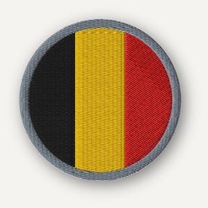 以下が含まれることがあります： 黒、黄、赤の縦三色旗であるベルギー国旗をあしらった円形の刺繍ワッペン。ワッペンには厚みのある質感のグレーのステッチ縁取りが施されており、鮮やかな糸で表現された国旗のデザインをしっかりと縁取っています。
