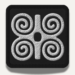 Parche Adinkra Dwennimmen: símbolo africano bordado de fuerza y gracia
