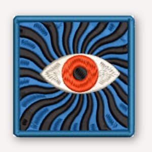 Puede incluir: Un parche bordado cuadrado que presenta un ojo central con un iris naranja brillante y una pupila negra. El ojo está situado sobre un fondo de líneas curvas negras y azules radiantes, todo ello encerrado en un grueso borde azul cosido.