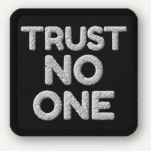 Trust No One Gestickter Aufnäher, Bold Square Design mit Aufbügeln oder Klettverschluss auf der Rückseite