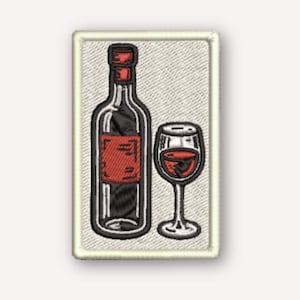 Peut inclure: Un écusson brodé rectangulaire représentant une bouteille de vin aux contours noirs avec une étiquette et un bouchon rouges, placée à côté d'un verre à pied rempli de liquide rouge. Le motif est sur un fond en tissu blanc cassé texturé.