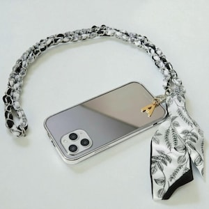 Personalisierte Crossbody Handykette mit Gold Initial Charm, geflochtener Seidenschal Handykette Lanyard, Brief Charm Handyzubehörhalter