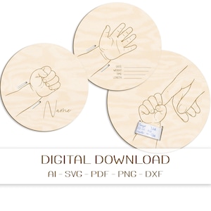 Op de afbeelding: Drie ronde houten aandenkens met handgetekende illustraties van een babyhand en een ouderhand. Eén aandenken heeft het woord "Name" erop geschreven. De andere twee hebben lijnen voor datum, gewicht, tijd en lengte. De tekst "DIGITALE DOWNLOAD" staat onderaan.