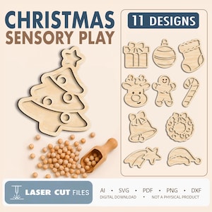 Op de afbeelding: Een set van 11 lasergesneden houten kerstontwerpen voor sensorisch spel, waaronder een boom, cadeau, ornament, kous, rendier, peperkoekman, zuurstok, bel, krans, ster en muts, inclusief een houten schepje en kleine ronde houten kralen.