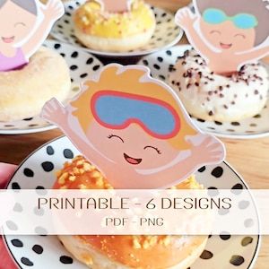 Op de afbeelding: Donuts met decoratieve toppers met cartoonzwemmers. De donuts staan op kleine bordjes met zwarte stippen. De afbeelding bevat de tekst "PRINTABLE - 6 DESIGNS PDF - PNG".