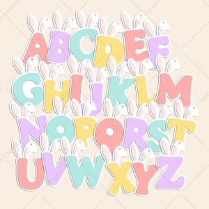 Op de afbeelding: Een set kleurrijke alfabetletters met konijnenoren. De letters zijn in verschillende pastelkleuren, waaronder roze, blauw, geel en groen. Elke letter heeft een paar witte konijnenoren bovenop.