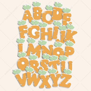 Op de afbeelding: Een set van 26 alfabetletters in de vorm van wortels met groene toppen. De letters zijn oranje en hebben een getextureerd oppervlak.