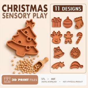 Op de afbeelding: Een set van 11 kerst sensorische speelvormen in terracotta kleur, waaronder een boom, cadeau, ornament, sok, rendier, peperkoekman, zuurstok, bel, krans, ster en muts. Inclusief een houten schepje en kleine houten kralen.