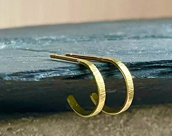 Small hammered 18K gold hoops with pushback closure