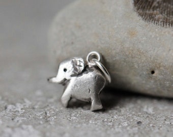 Pendentif bébé éléphant, argent, sur chaîne en argent sterling. Petit animal. Les bénéfices sont reversés à une association caritative, Sheldrick Wildlife Trust