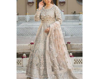 Vestido de novia pakistaní para la ceremonia Nikkah Pishwas, lehenga choli de diseñador para la ceremonia Mehndi y el compromiso, y un atuendo indio Anarkali para invitadas.
