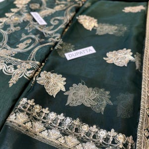 Complete Pakistani bridal look with accessories – ideal for Dulhan, Nikkah, or Mehndi event