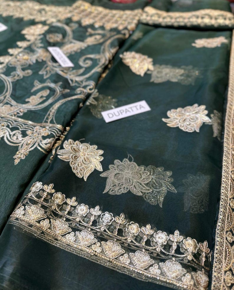 Complete Pakistani bridal look with accessories – ideal for Dulhan, Nikkah, or Mehndi event