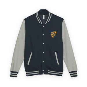 Könnte beinhalten: Eine marineblaue Collegejacke mit graumelierten Ärmeln, geripptem Kragen, Bündchen und Saum mit grauen Streifen. Die Jacke verfügt über eine Druckknopfleiste, zwei Seitentaschen und ein Wappen auf der Brust mit vier verschiedenen Symbolen.