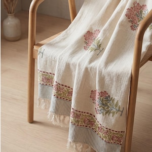 Plaid da divano in cotone stampato a mano con motivo floreale color crema - Coperta artigianale in cotone slub di Jaipur - Resistente e adatta agli animali domestici
