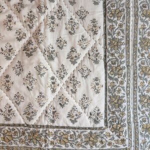 Handgemaakte katoenen quilt met Jaipuri-blokprint | Omkeerbare mosterd, lichtgewicht zachte sprei