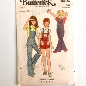 Puede incluir: Patrón de costura Butterick vintage para ropa de niños y niñas. El patrón presenta ilustraciones de niños con monos y pantalones cortos. Las tallas incluidas son 4, 6, 8, 10 y 12. El patrón está etiquetado como "The Fashion One".